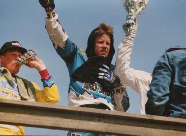 Kolme parasta podiumilla